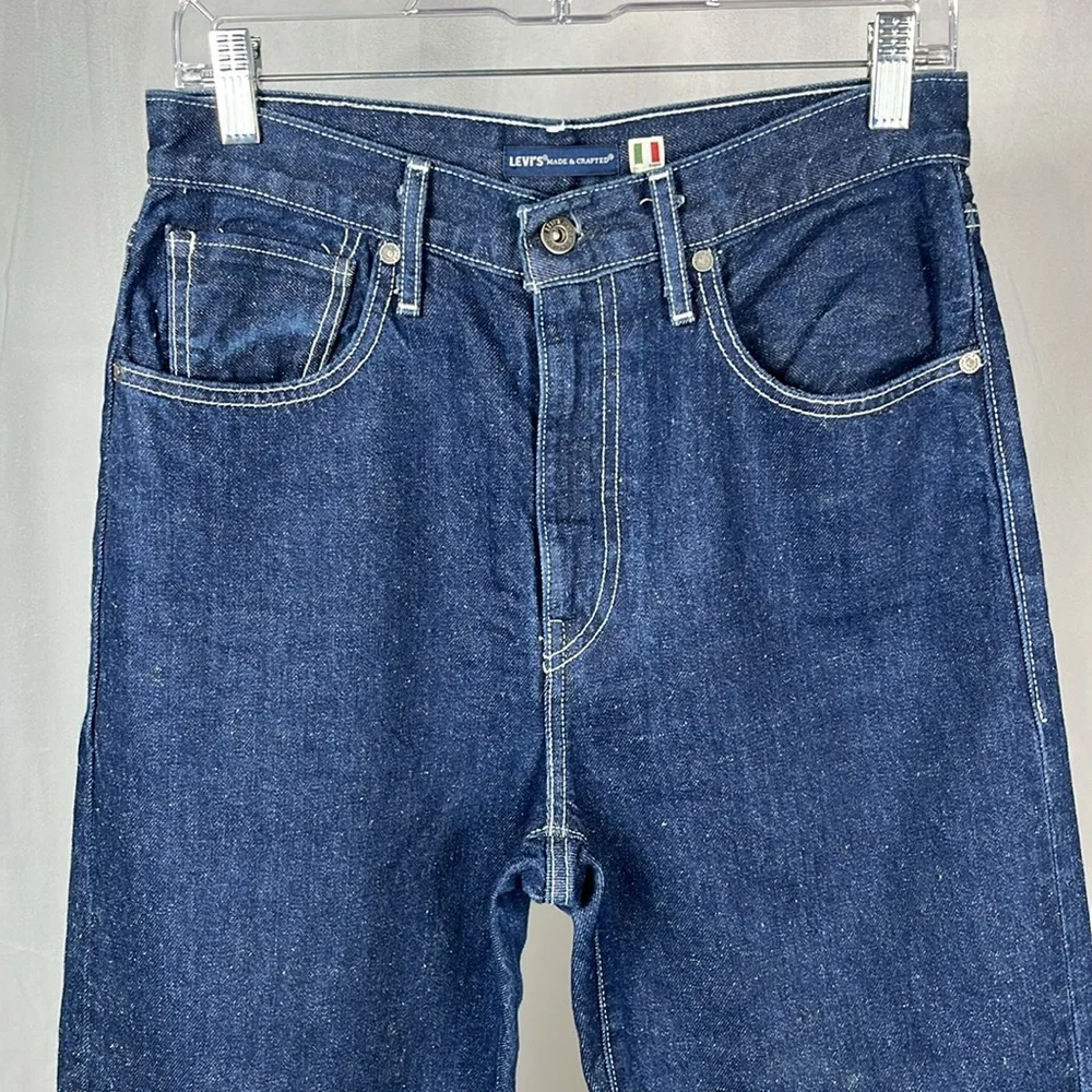 Levi’s Barrel Crop High Rise‎ Jeans with Embroidered Back Pockets.